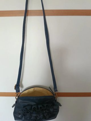 Bolso elegante azul con volantes