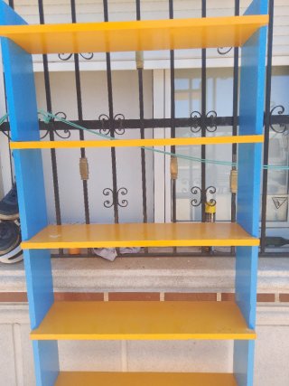 Estantería de madera azul y amarilla