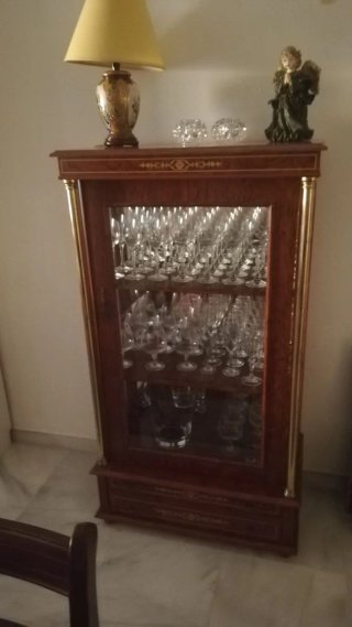 Vitrina de madera y cristal