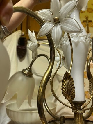 Lampadario oro e bianco con fiori
