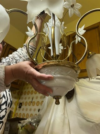 Lampadario oro e bianco con fiori
