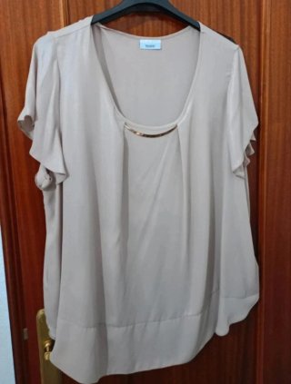 Blusa beige con detalle metálico Talla 54