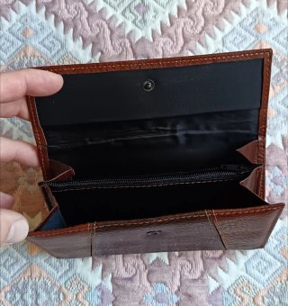 Cartera de piel marrón