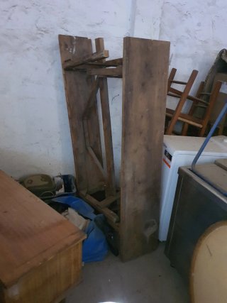 Tavoli e sgabelli in legno antichi, 4 e 4