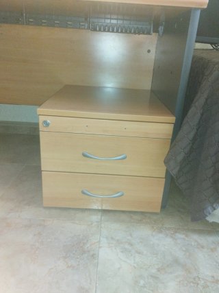 Escritorio con silla de oficina