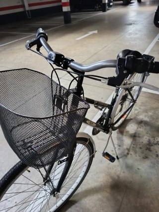 Bicicleta de paseo BH negra con cesta