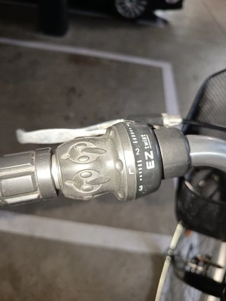 Bicicleta de paseo BH negra con cesta