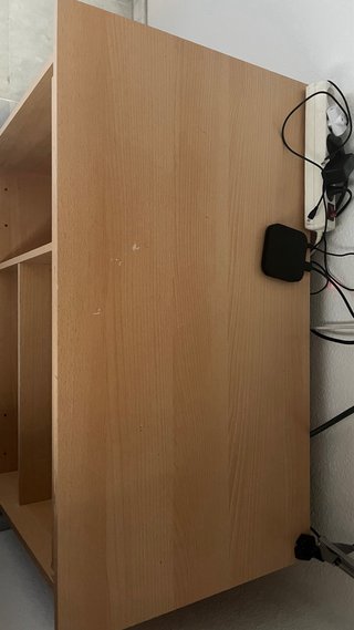 Escritorio de madera claro con ruedas