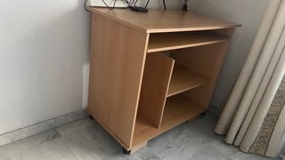 Escritorio de madera claro con ruedas