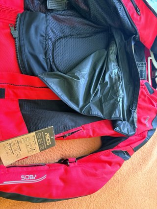 Cazadora de moto BOS roja y negra