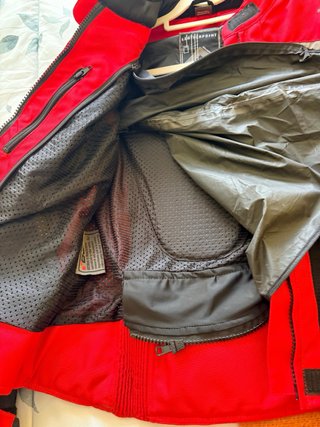 Cazadora de moto BOS roja y negra
