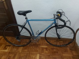 Bicicleta carretera clásica azúl