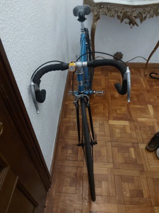 Bicicleta carretera clásica azúl