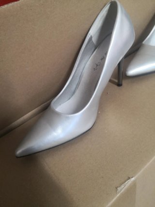 Zapatos de tacón plateados