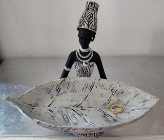 Figura africana con bandeja
