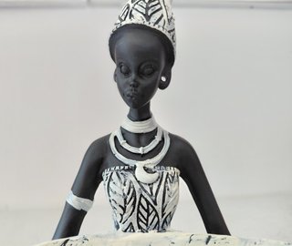 Figura africana con bandeja