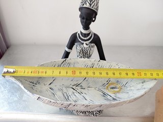 Figura africana con bandeja