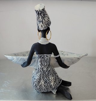 Figura africana con bandeja