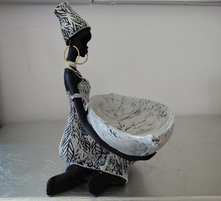 Figura africana con bandeja