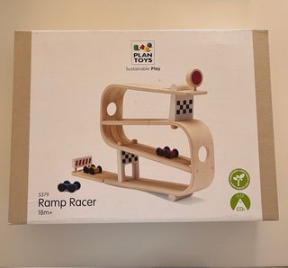 Rampa de madera con 3 coches