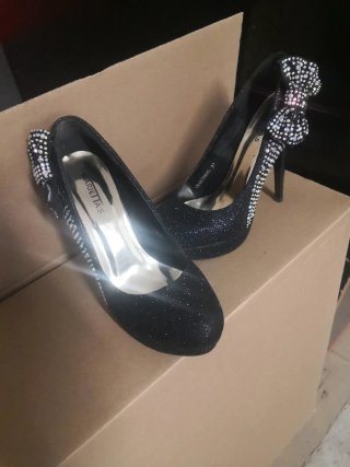 Zapatos de salón negros con pedrería