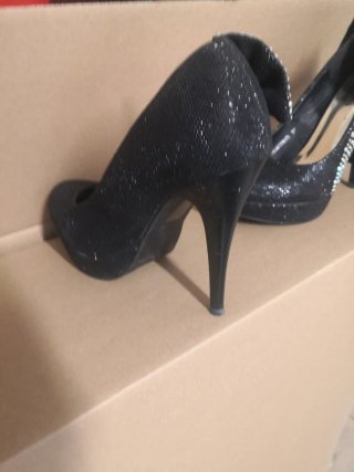 Zapatos de salón negros con pedrería