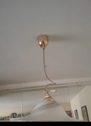 Lámpara colgante dorada y blanca