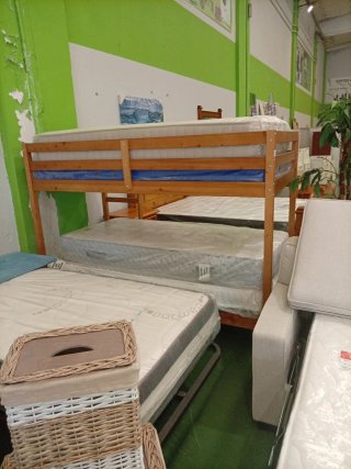Litera de madera marrón y blanco.