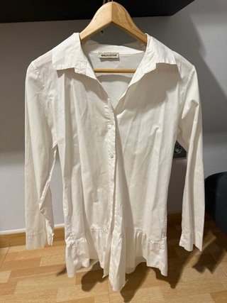 Camisa blanca con volantes