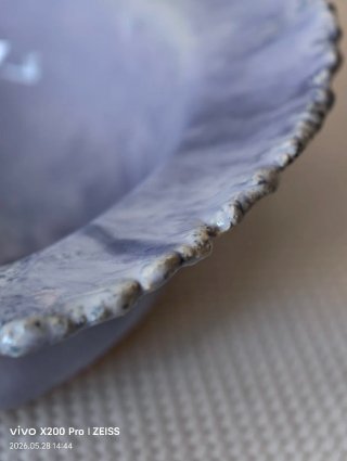 Plato de cerámica hecha a mano azul y blanco
