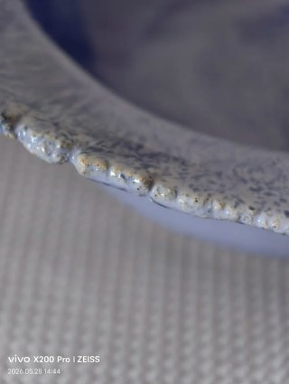 Plato de cerámica hecha a mano azul y blanco