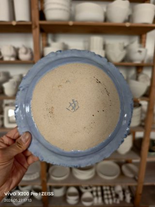 Plato de cerámica hecha a mano azul y blanco