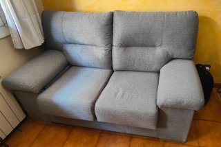 Sofá 2 plazas gris tela