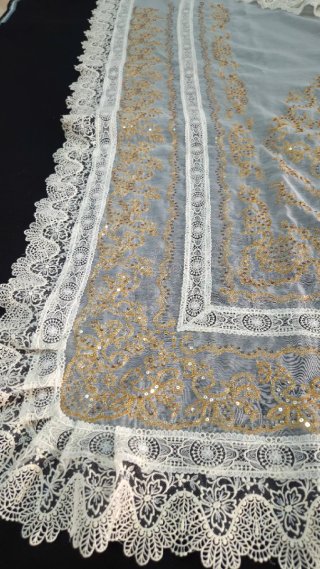 Manteletas de muselina con bordado dorado