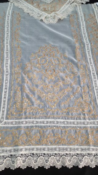 Manteletas de muselina con bordado dorado