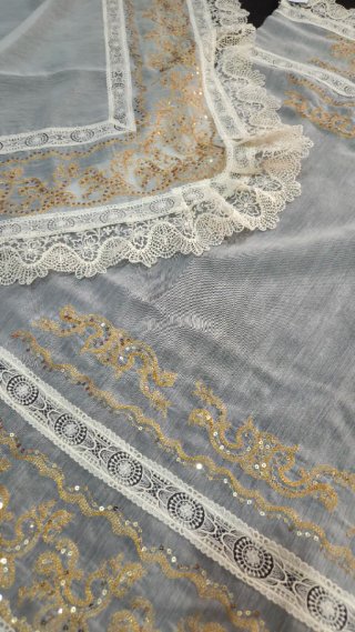 Manteletas de muselina con bordado dorado