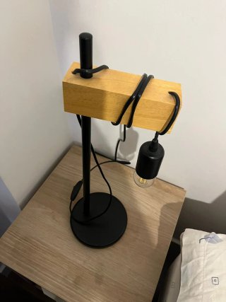Lámpara de mesa industrial madera y metal