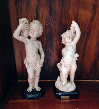 Pareja de querubines de resina