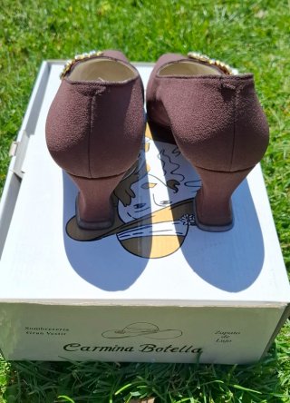 Zapatos Carmina Marrones con Pedrería.