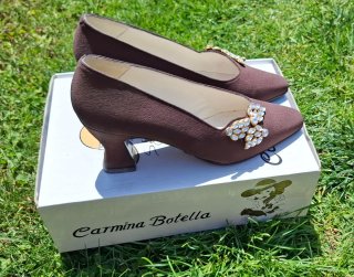 Zapatos Carmina Marrones con Pedrería.