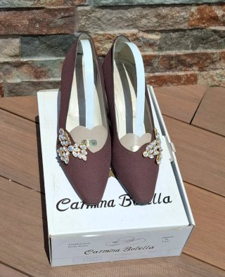 Zapatos Carmina Marrones con Pedrería.