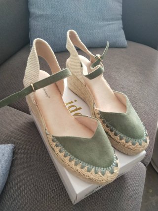 Zapatillas preciosas de cáñamo sin estrenar