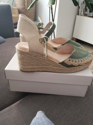 Zapatillas preciosas de cáñamo sin estrenar