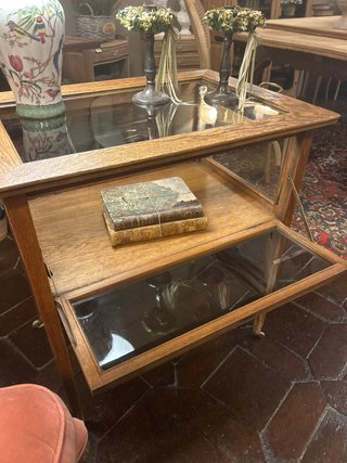 Carrito antiguo de madera y cristal