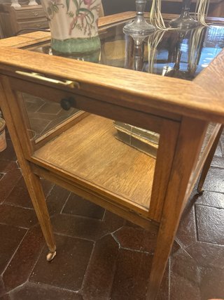 Carrito antiguo de madera y cristal