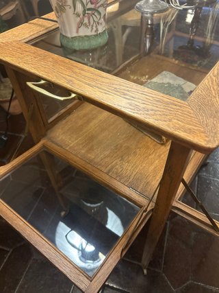 Carrito antiguo de madera y cristal