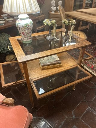 Carrito antiguo de madera y cristal