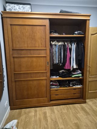 Armario de madera de haya y puertas correderas