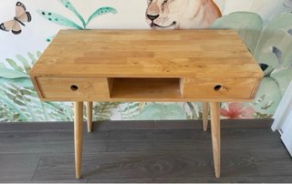 Scrivania in legno naturale con cassetti