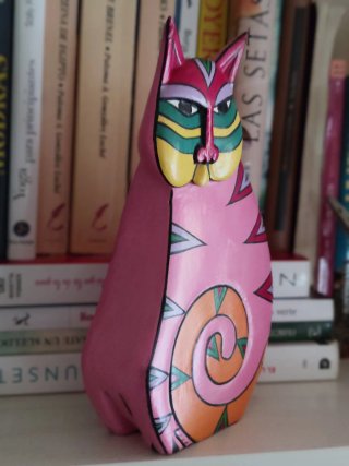 Figura de gato, artesanal en madera.
